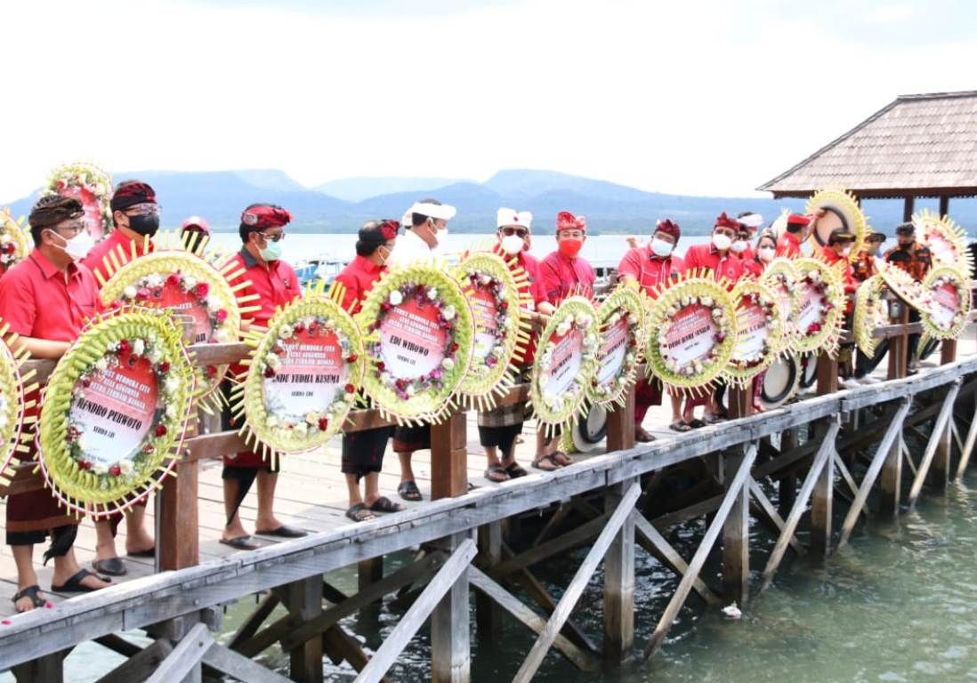 podiumnews.com-Bupati Tabanan Tabur Bunga Atas Gugurnya Awak KRI Nanggala-402